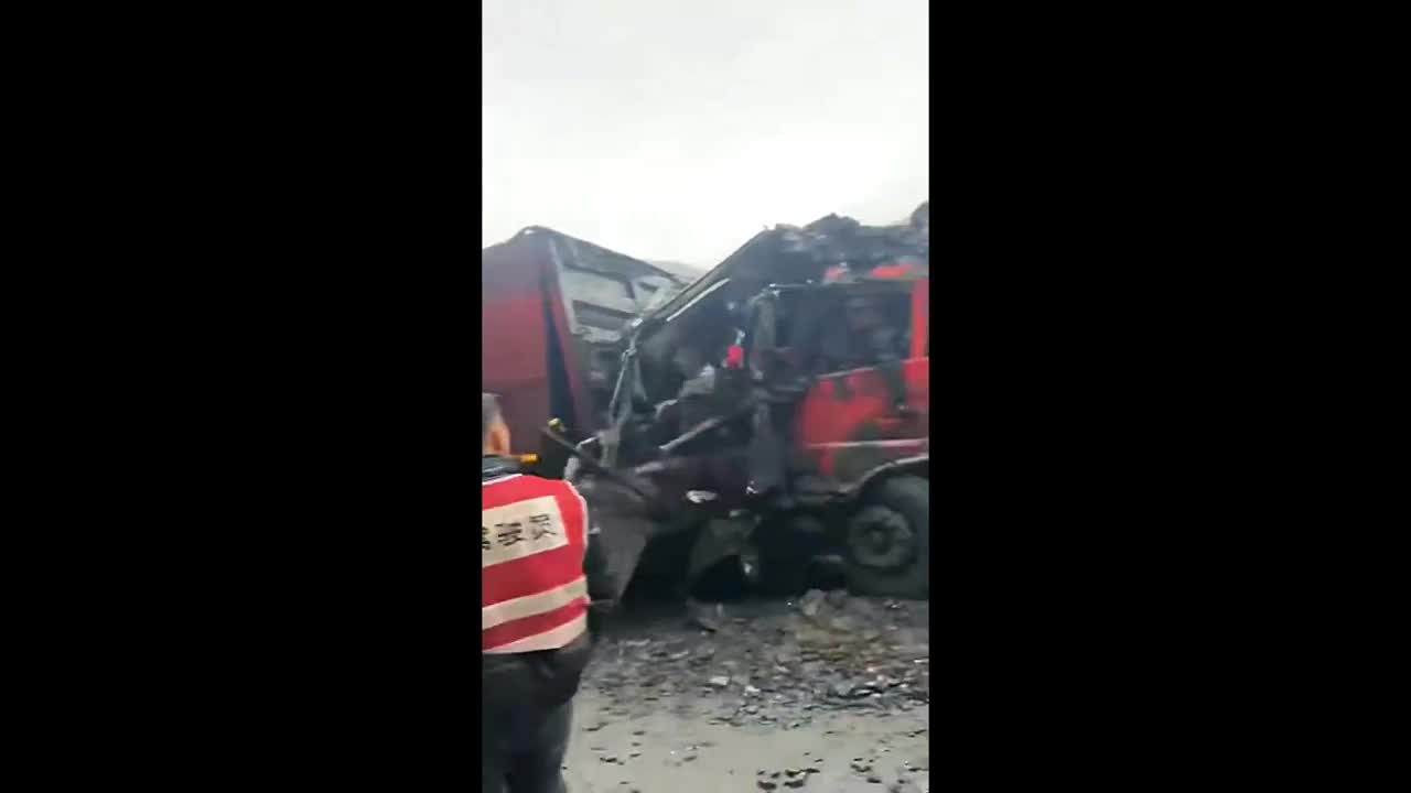 Video - Clip: Xe buýt nhỏ bị hai xe tải tông biến dạng, 6 người thương vong