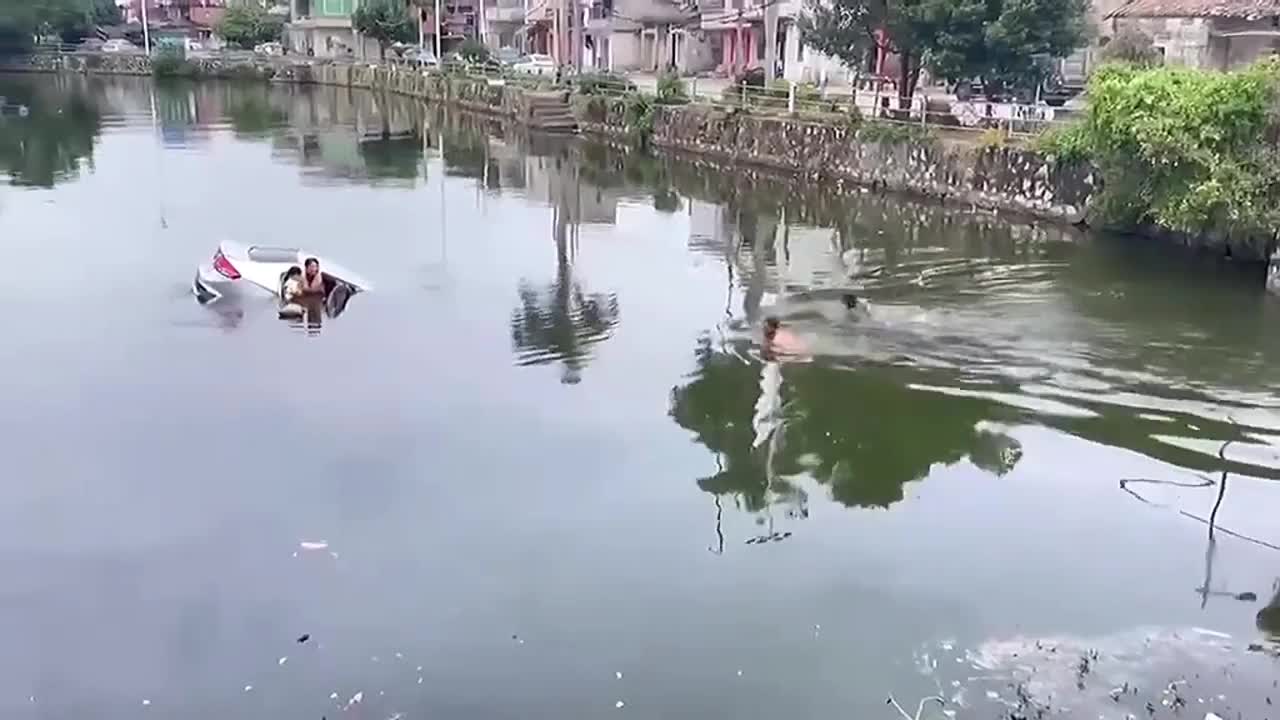 Video - Clip: Ô tô lao xuống sông, người dân vội nhảy xuống cứu 3 mẹ con