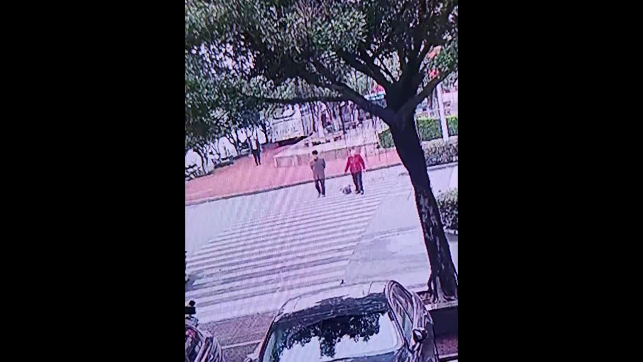 Video - Clip: Ông bà bất cẩn bất ngờ đánh rơi cháu ở ngay giữa đường