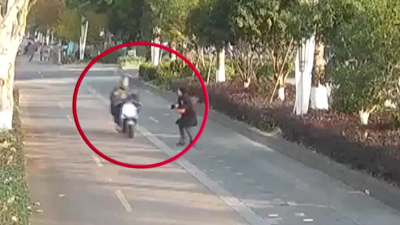 Video - Clip: 2 người đàn ông truy đuổi, 'tung cước' hạ gục tên cướp túi xách