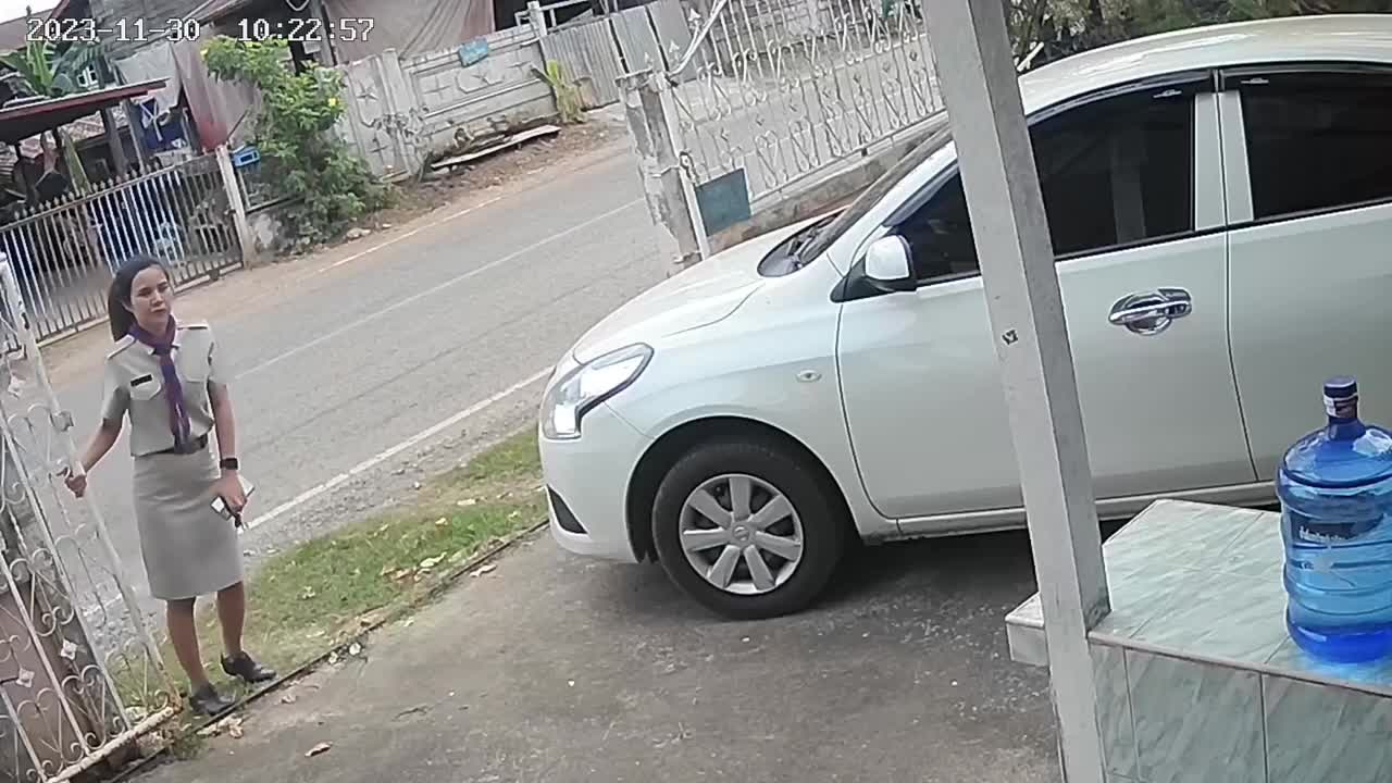 Video - Clip: Ra đóng cửa, cô gái khiến cổng sắt đổ sập xuống ô tô mới mua