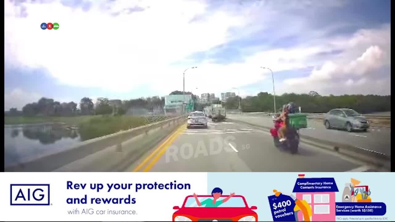 Video - Clip: Xe máy lao thẳng vào đuôi xe tải, 2 người văng xuống đường
