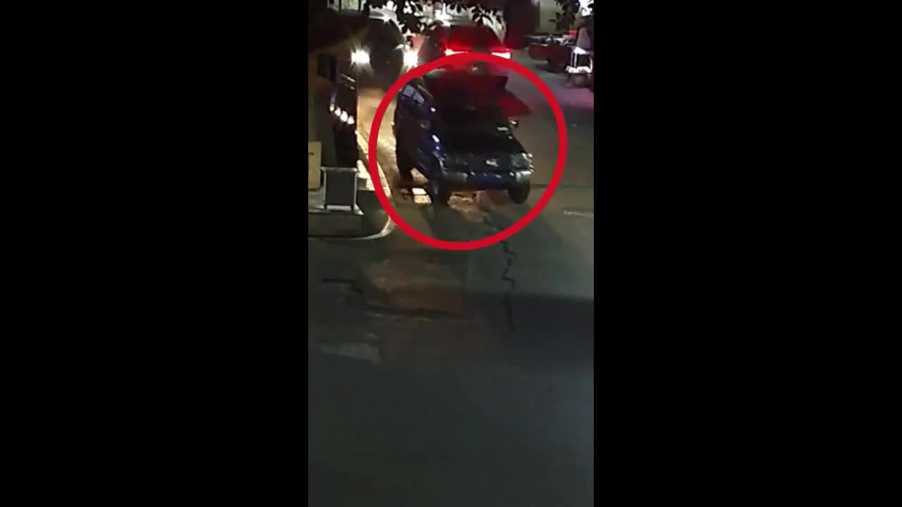 Video - Clip: Ô tô không người lái bất ngờ lao vào nhóm người ngồi ven đường