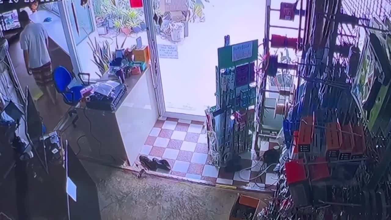 Video - Clip: Bị tấn công, nam thanh niên dùng tay không đánh trả chó Pitbull