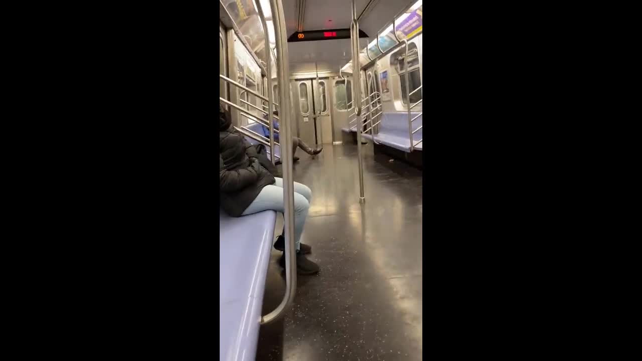 Video - Clip: Chuột thản nhiên bò lên người đàn ông đang ngủ trên tàu