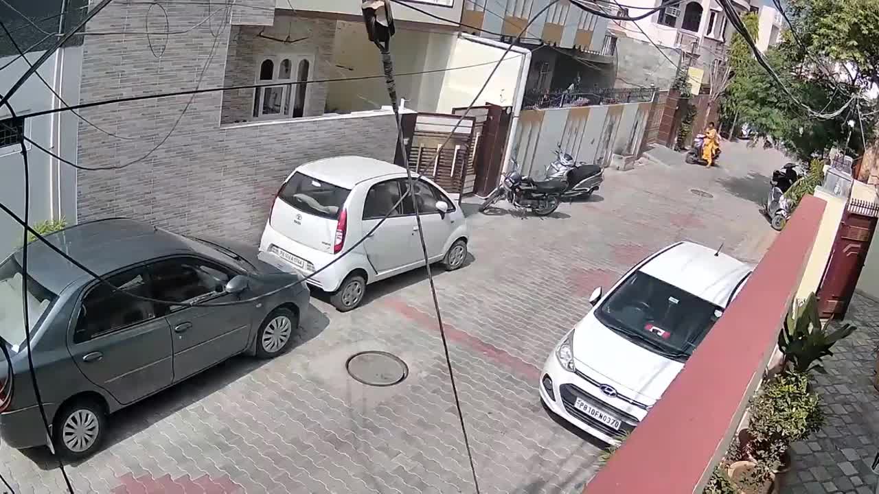 Video - Clip: Bị giật dây chuyền, người phụ nữ đuổi theo kéo ngã tên cướp