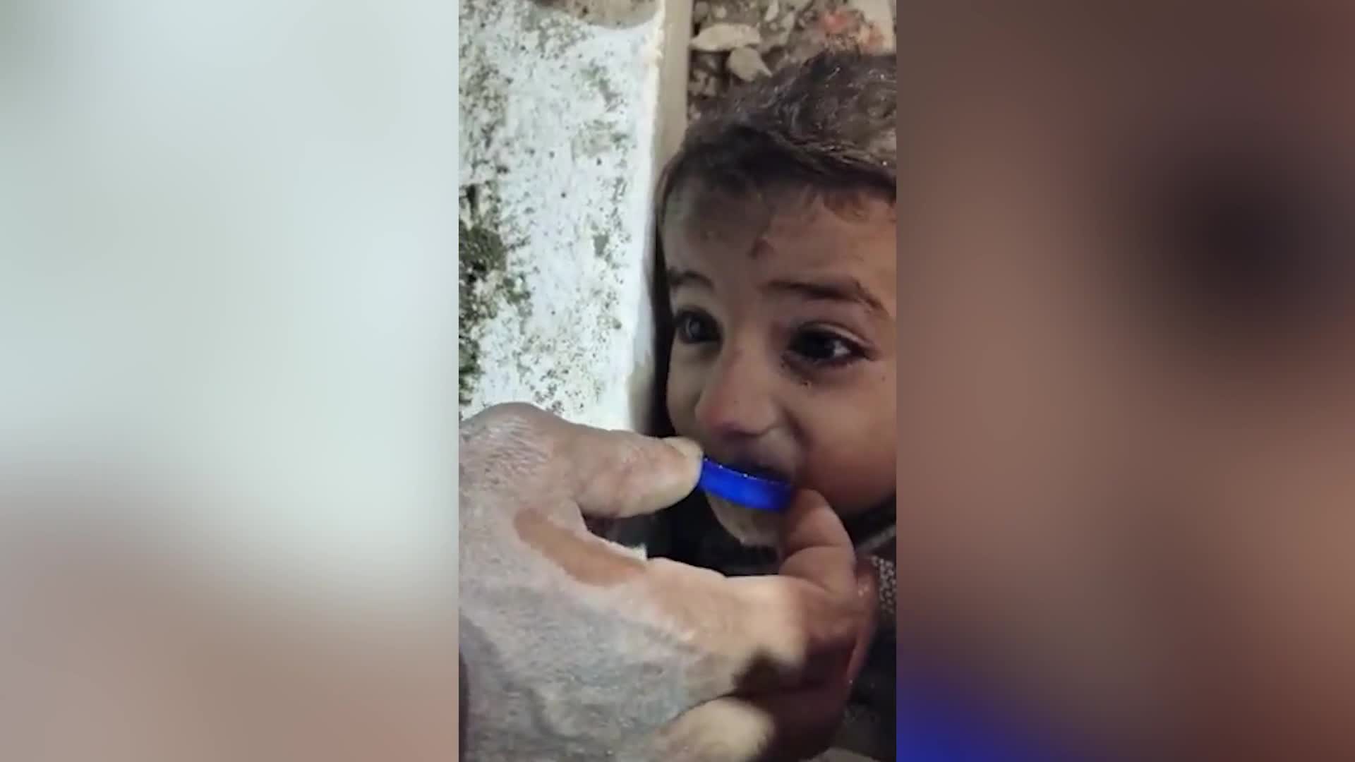 Đời sống - Clip: Rơi nước mắt khoảnh khắc cậu bé mắc kẹt trong đống đổ nát ở Thổ Nhĩ Kỳ nở nụ cười với lực lượng cứu hộ (Hình 2).