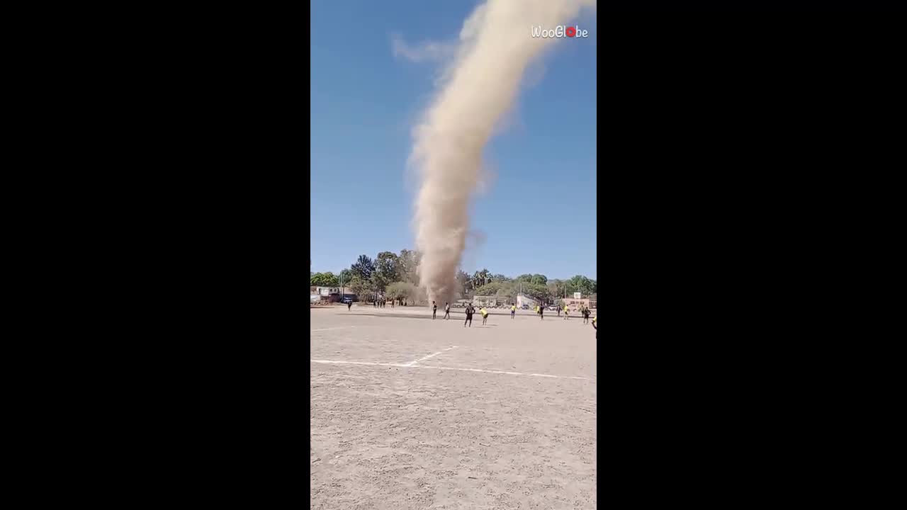 Video - Clip: Cầu thủ bất lực đứng nhìn 'quỷ cát' khổng lồ quét qua sân bóng
