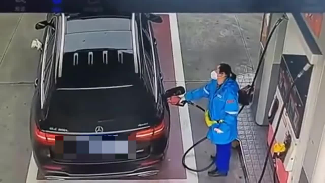 Video - Clip: Nhân viên cây xăng bật khóc vì tài xế xe sang ném tiền xuống đất