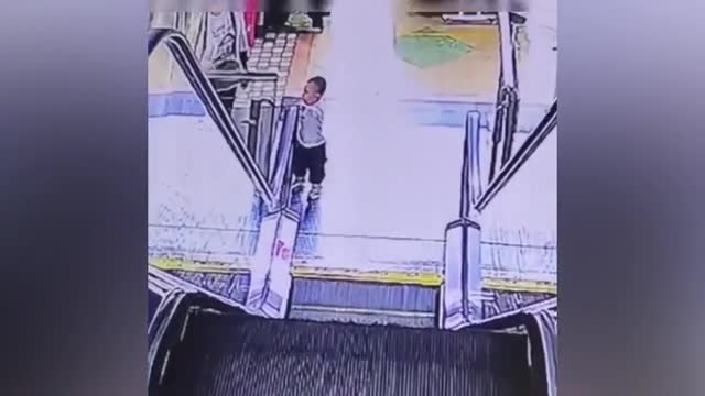 Đời sống - Thót tim cảnh bé trai bị kẹt tay vào thang cuốn ở trung tâm thương mại