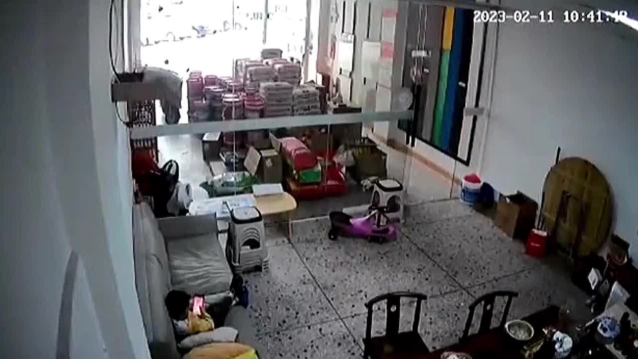 Video - Clip: Động đất, người đàn ông hốt hoảng túm chân cậu bé rồi bỏ chạy