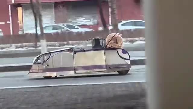 Video - Clip: Cụ ông lái 'siêu xe' tự chế dạo phố khiến người xem thích thú
