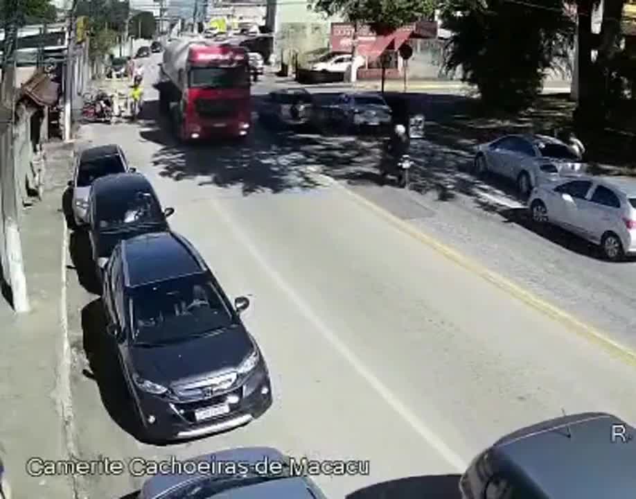 Video - Clip: Mở cửa bất cẩn, nữ tài xế khiến người đàn ông bay vào gầm xe bồn
