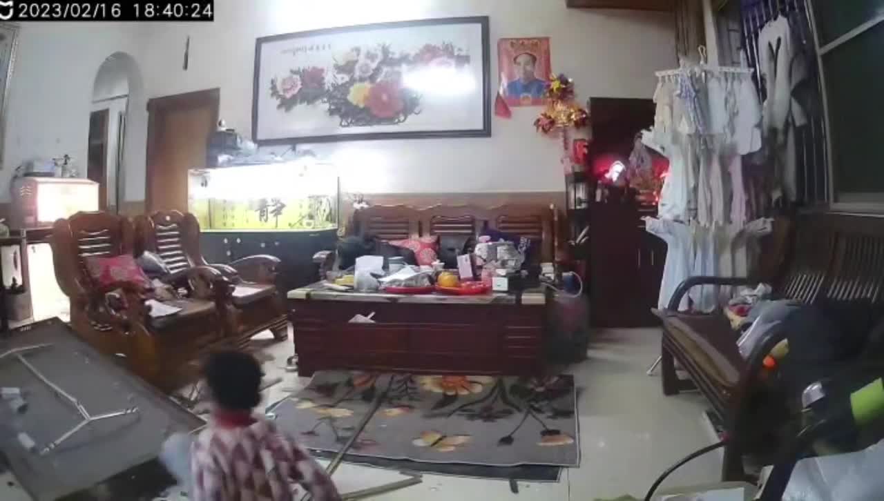 Video - Clip: Ngồi xem tivi, cậu bé suýt bị đèn trần rơi trúng đầu