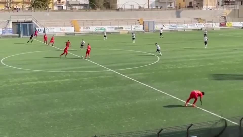 Video - Clip: Sút bóng từ giữa sân, cầu thủ ghi siêu phẩm chỉ sau 3,81 giây