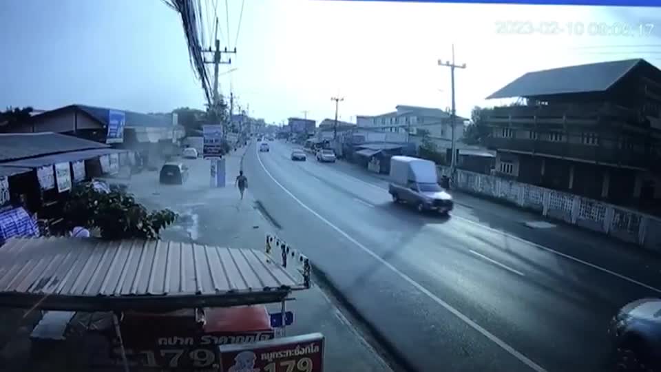 Video - Clip: Cảnh sát ngủ gật khiến ô tô lao như bay vào hai cửa hàng