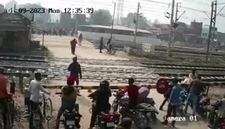 Video - Clip: Thấy tàu lao đến, người đàn ông hoảng sợ vứt xe máy bỏ chạy