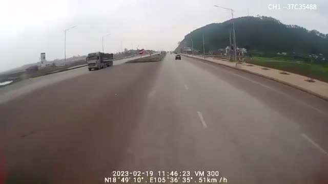 Video - Clip: Sang đường không quan sát, người đàn ông bị xe tải cuốn vào gầm