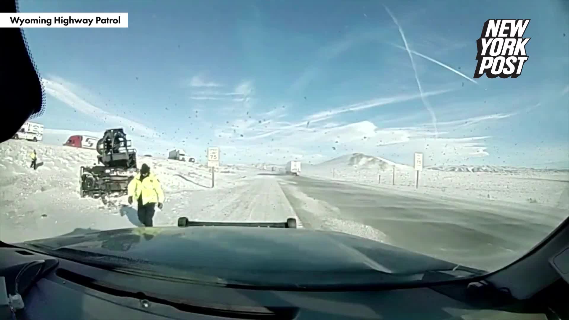 Video - Clip: Khoảnh khắc sĩ quan Mỹ thoát chết khó tin trong gang tấc trước đầu xe ô tô