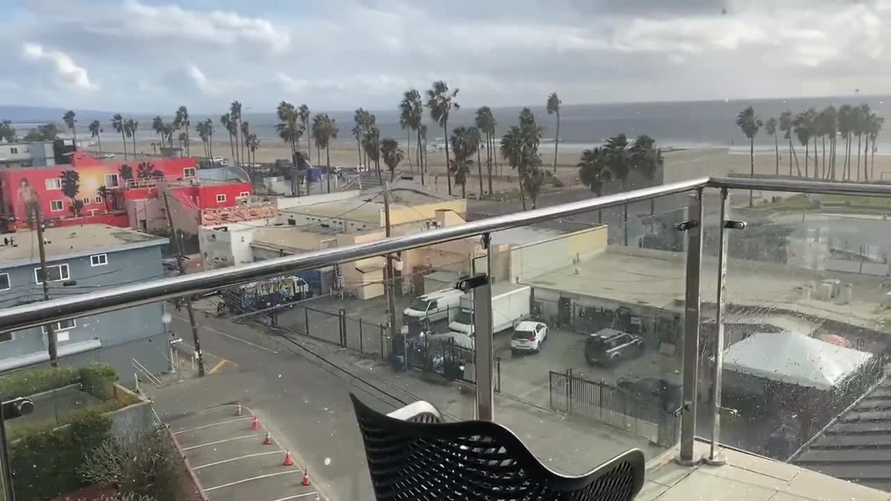 Video - Clip: Mưa đá bất ngờ giáng xuống bãi biển Venice