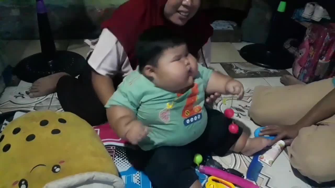 Video - Clip: Choáng với bé trai 16 tháng nặng tới 27kg