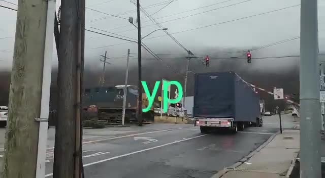 Video - Clip: Kẹt giữa đường ray, xe đầu kéo bị tàu chở hàng tông kinh hoàng