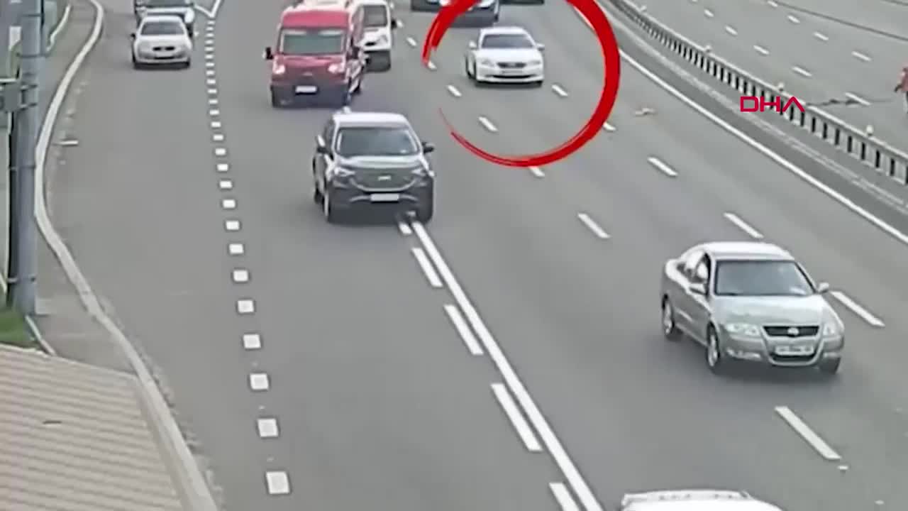 Video - Clip: Đang đi đường, ô tô bất ngờ bị nhấc bổng lên không trung