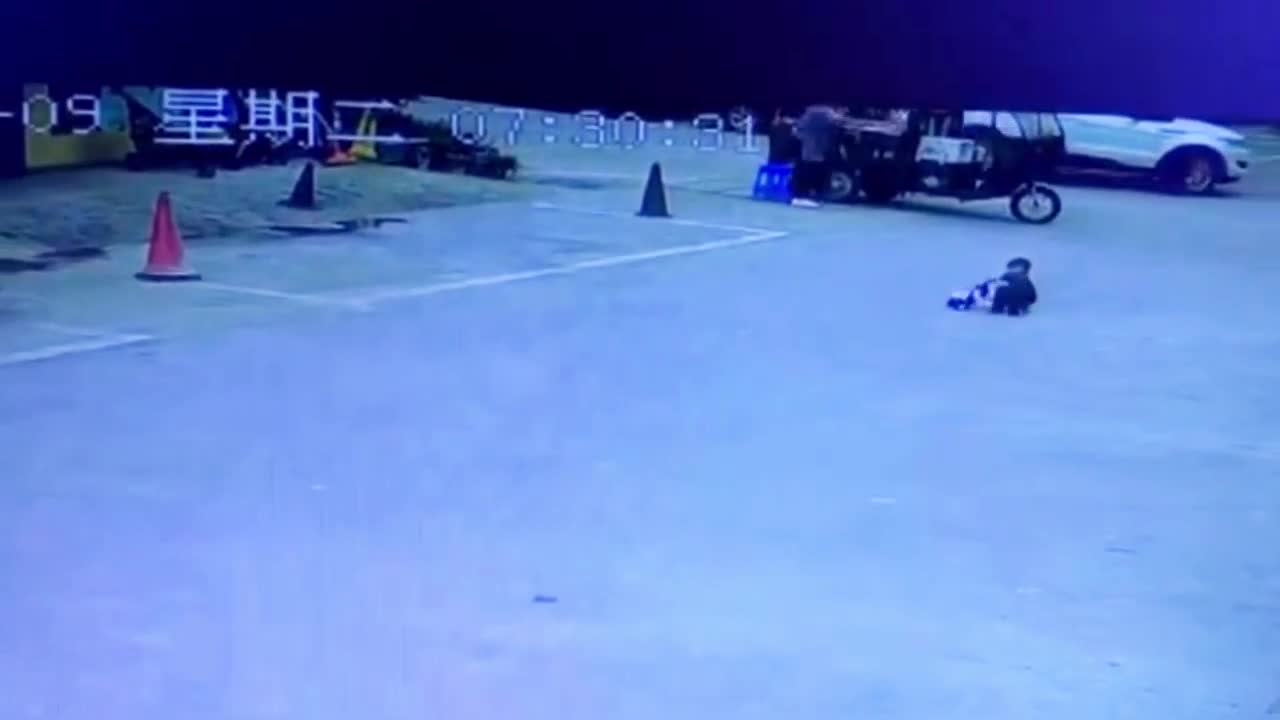 Video - Clip: Kinh hoàng cảnh bé trai bị ô tô cán trúng và cái kết thót tim