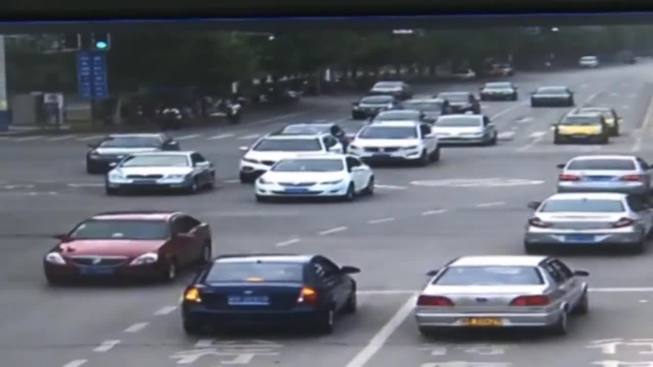 Video - Clip: Va chạm nhẹ, nam tài xế nổi điên 'tung cước' đạp nữ tài xế