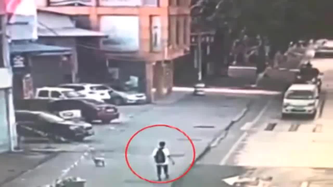 Video - Clip: Đang đi bộ, nam thanh niên bị tấm tôn rơi trúng đầu