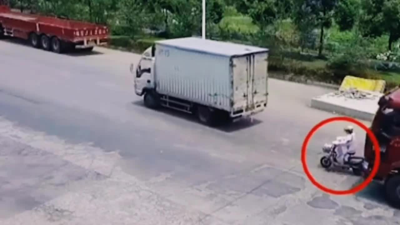 Video - Clip: Phản ứng cực nhanh, người phụ nữ thoát chết dưới gầm xe tải