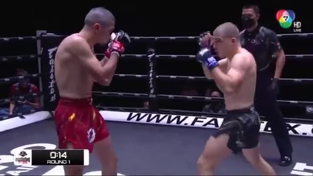 Video - Clip: Tung cú knock out ngoạn mục, võ sĩ đưa đối thủ vào 'giấc ngủ'