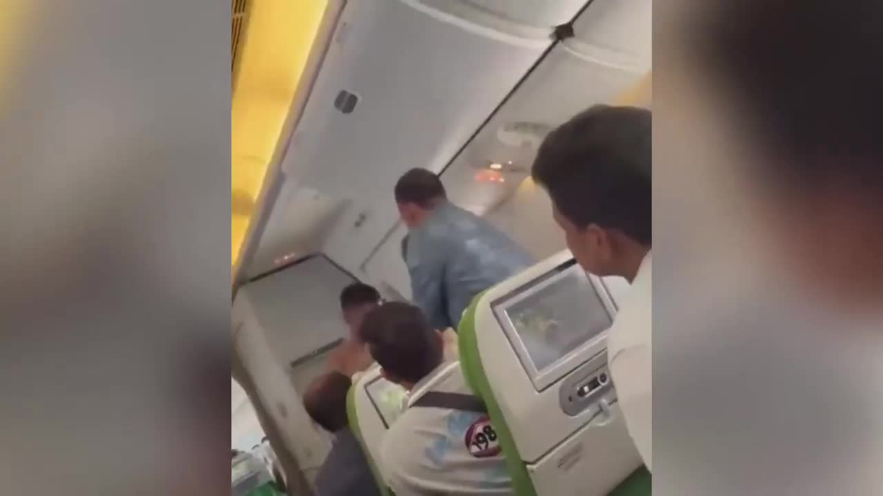 Video - Clip: Hành khách cởi áo, đấm nhau trên máy bay và lý do bất ngờ