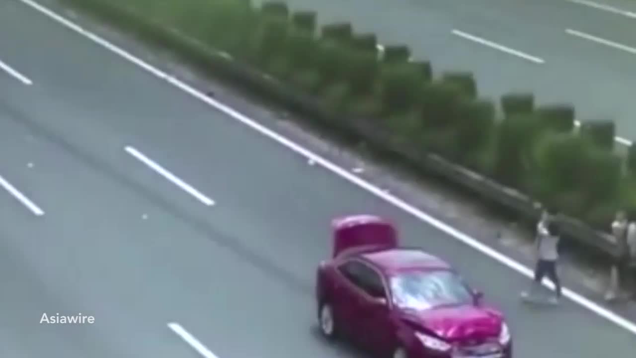 Video - Clip: Bế con đi ra giữa đường cao tốc, đôi vợ chồng thoát chết khó tin