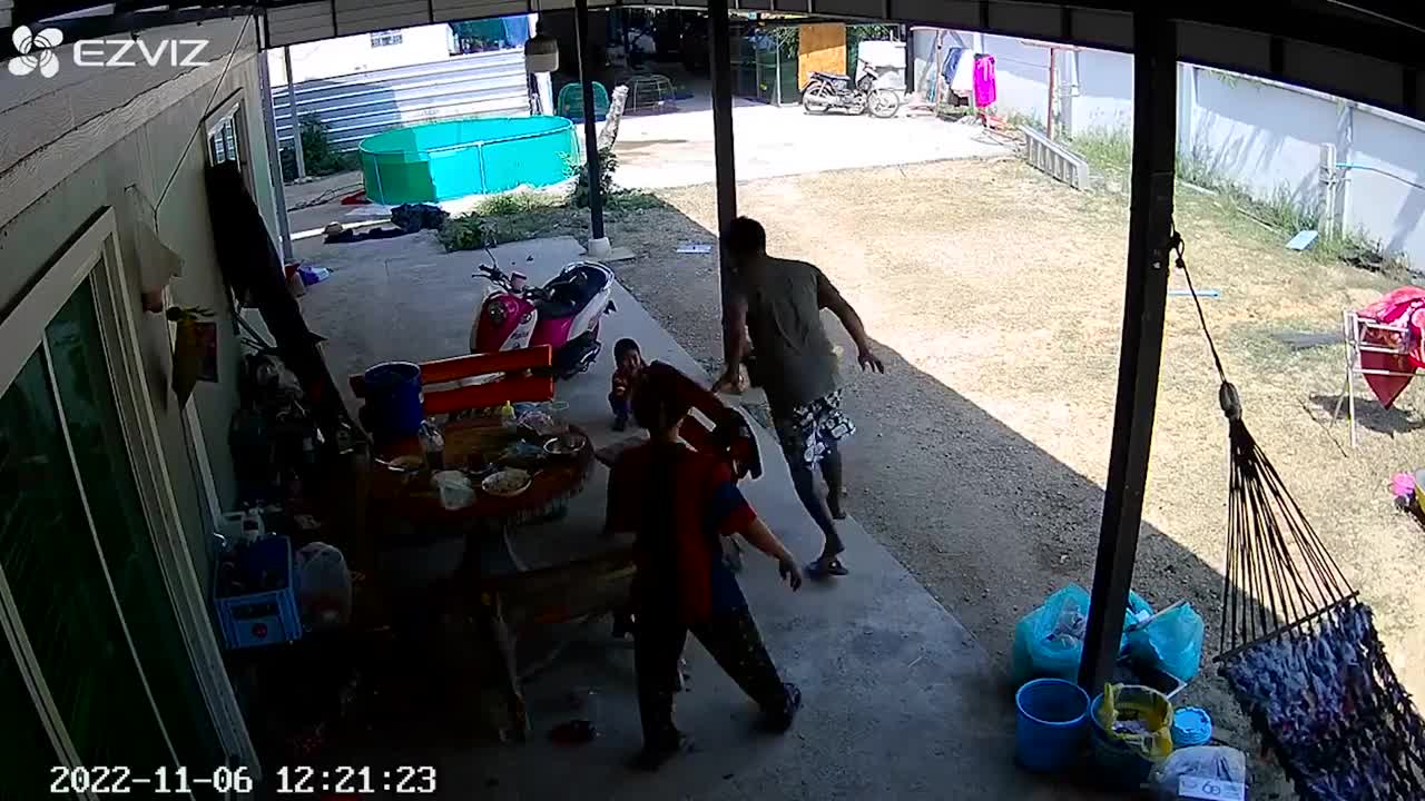 Video - Clip: Con trai bị nghẹn thạch, cha mẹ hoảng loạn tìm cách giải cứu