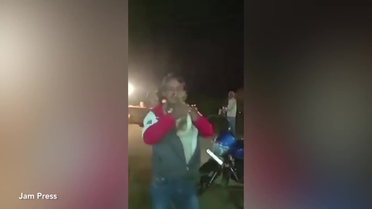 Video - Clip: Dại dột hôn lên miệng rắn hổ mang, người đàn ông bị cắn tử vong
