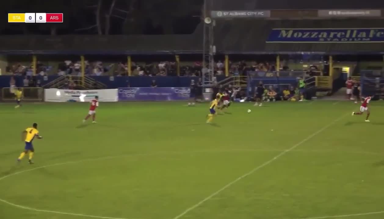 Video - Clip: Tung cú sút từ giữa sân, cầu thủ ghi siêu phẩm cực khó tin