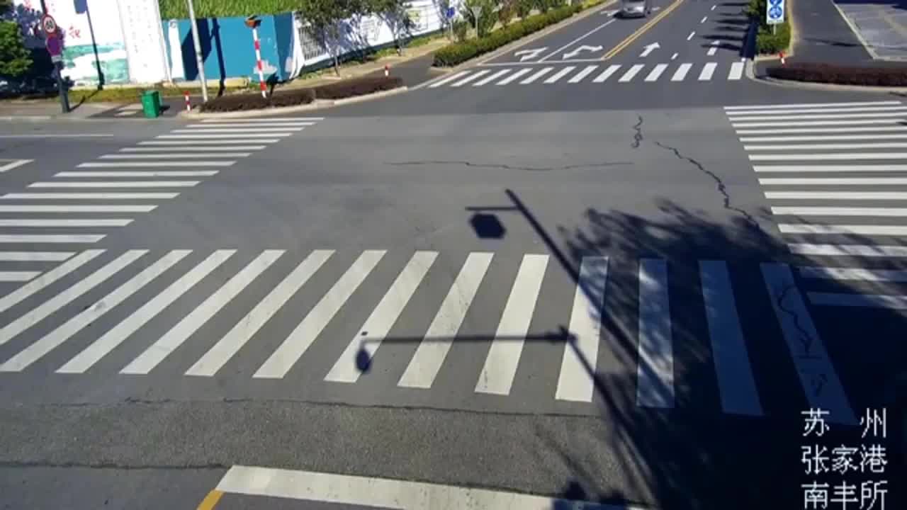 Video - Clip: 2 xe ô tô tông nhau kinh hoàng, người đi xe máy thoát chết