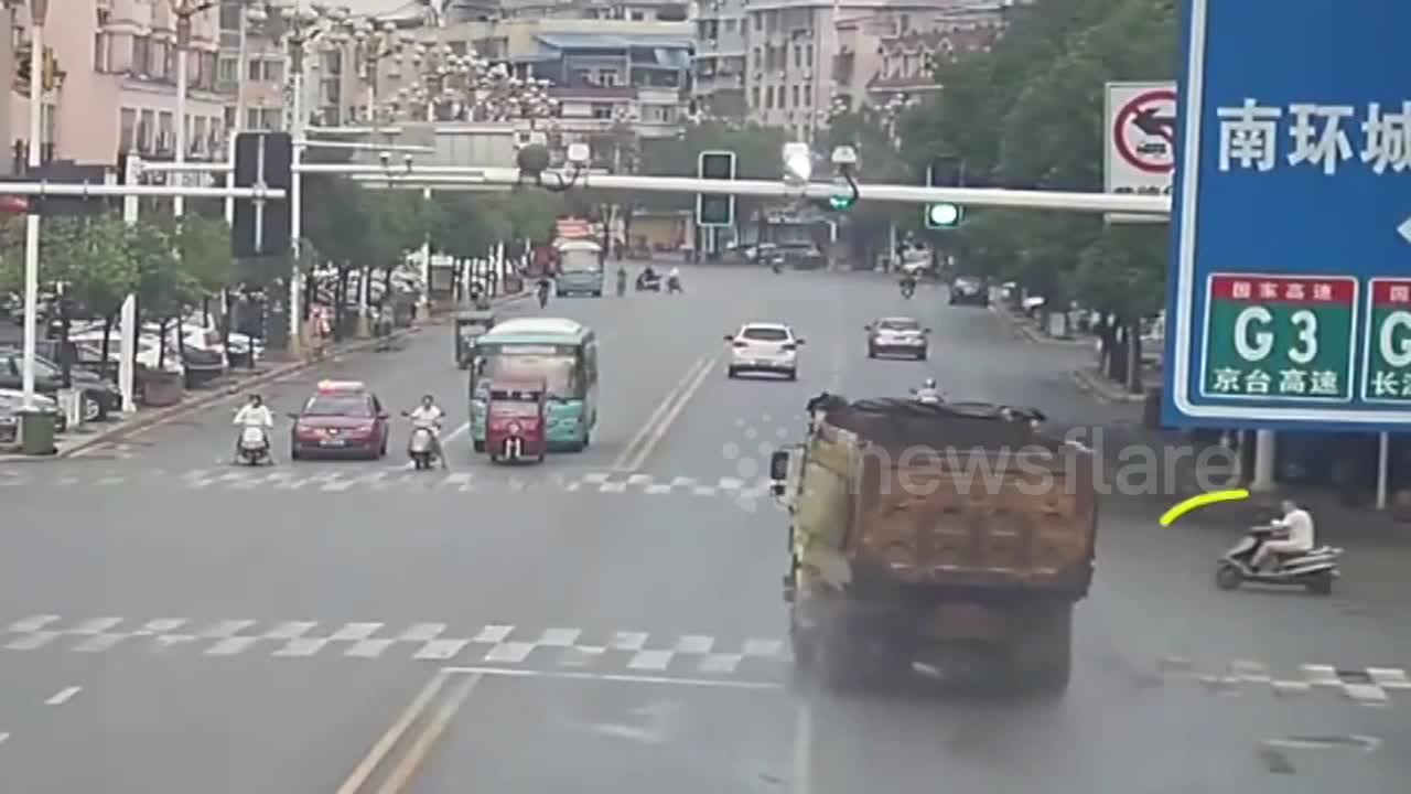 Video - Clip: Phóng bạt mạng qua ngã tư, người đàn ông nằm dưới gầm xe tải