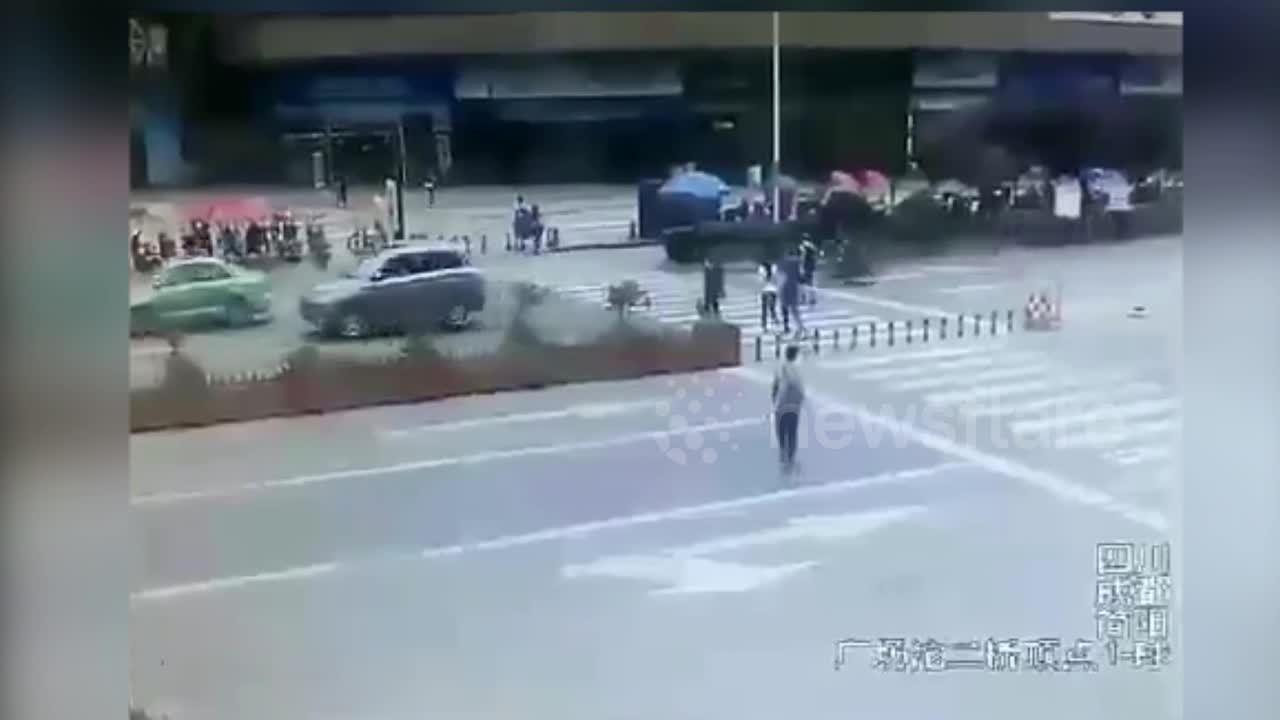 Video - Clip: Đâm vào đuôi ô tô, 2 người đàn ông có màn 'hạ cánh' kỳ lạ