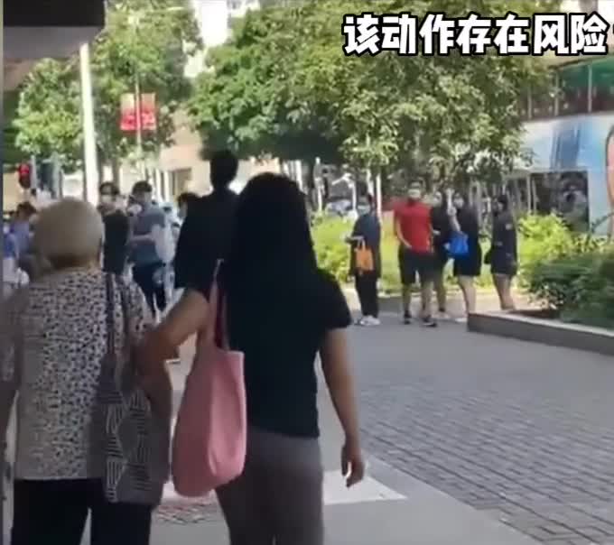 Video - Clip: Cãi nhau, cô gái kẹp cổ quật ngã nam thanh niên giữa phố
