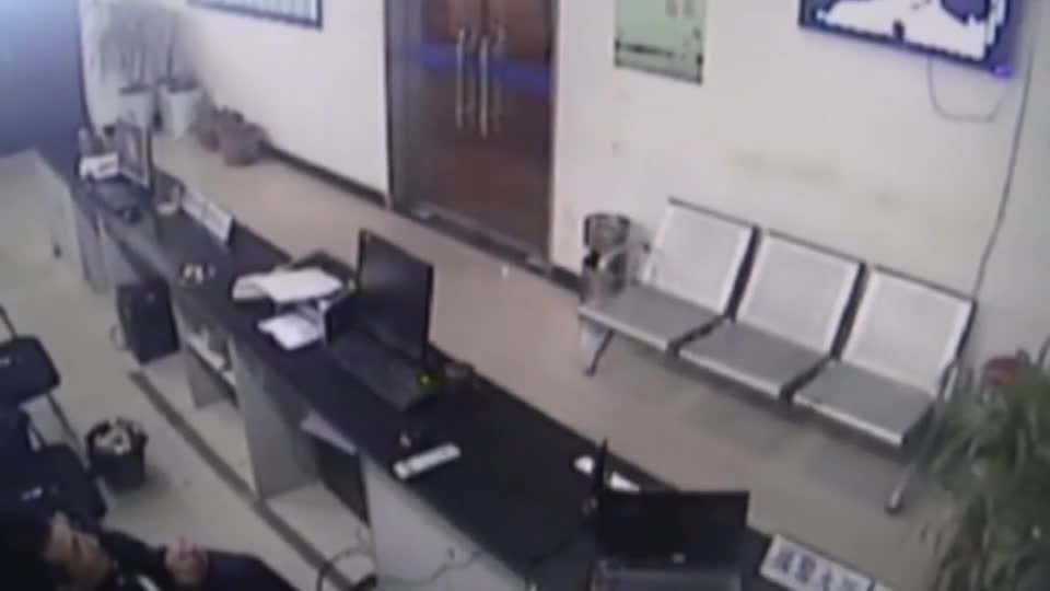 Video - Clip: Vào đồn cảnh sát phá máy tính, thanh niên say rượu nhận kết đắng