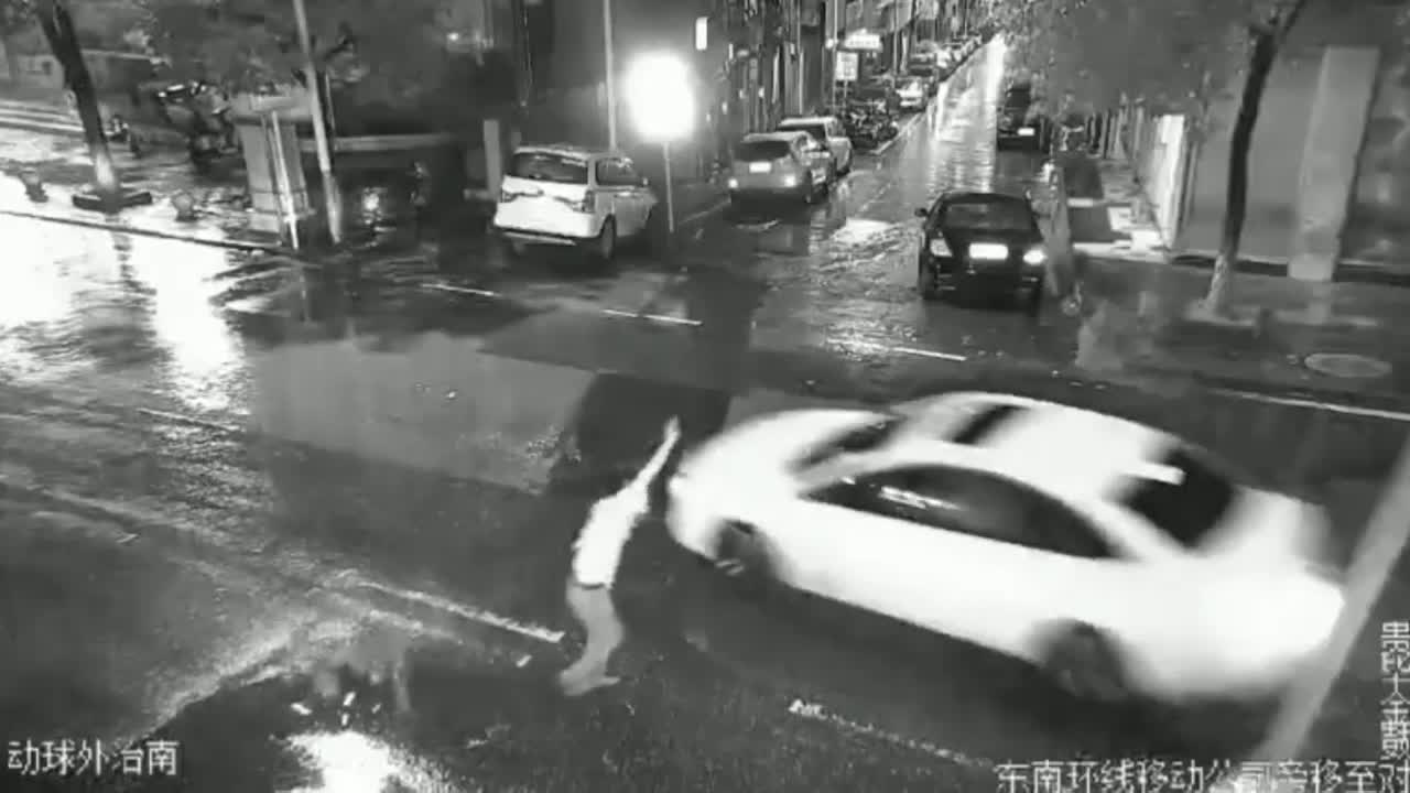 Video - Say rượu ra giữa đường nằm, người đàn ông bị ô tô cán trúng và cái kết