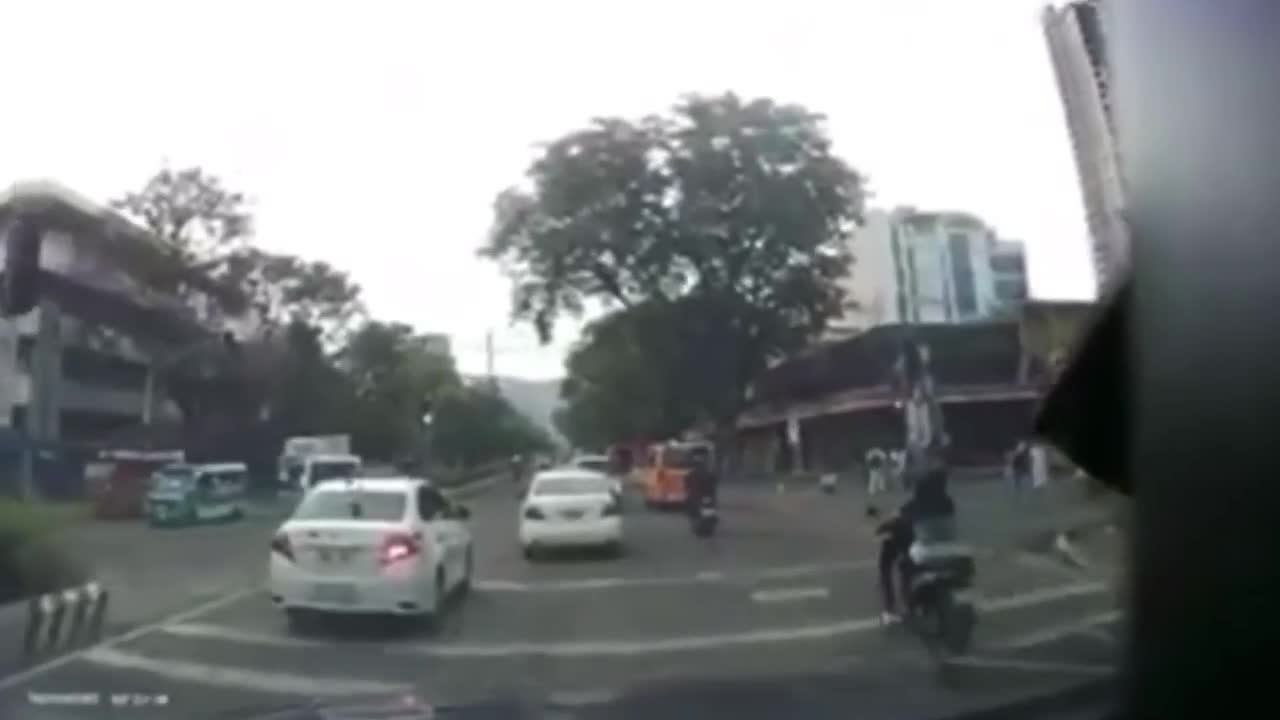 Video - Clip: Bị cướp điện thoại, nam sinh nhảy lên xe hạ tên cướp và cái kết