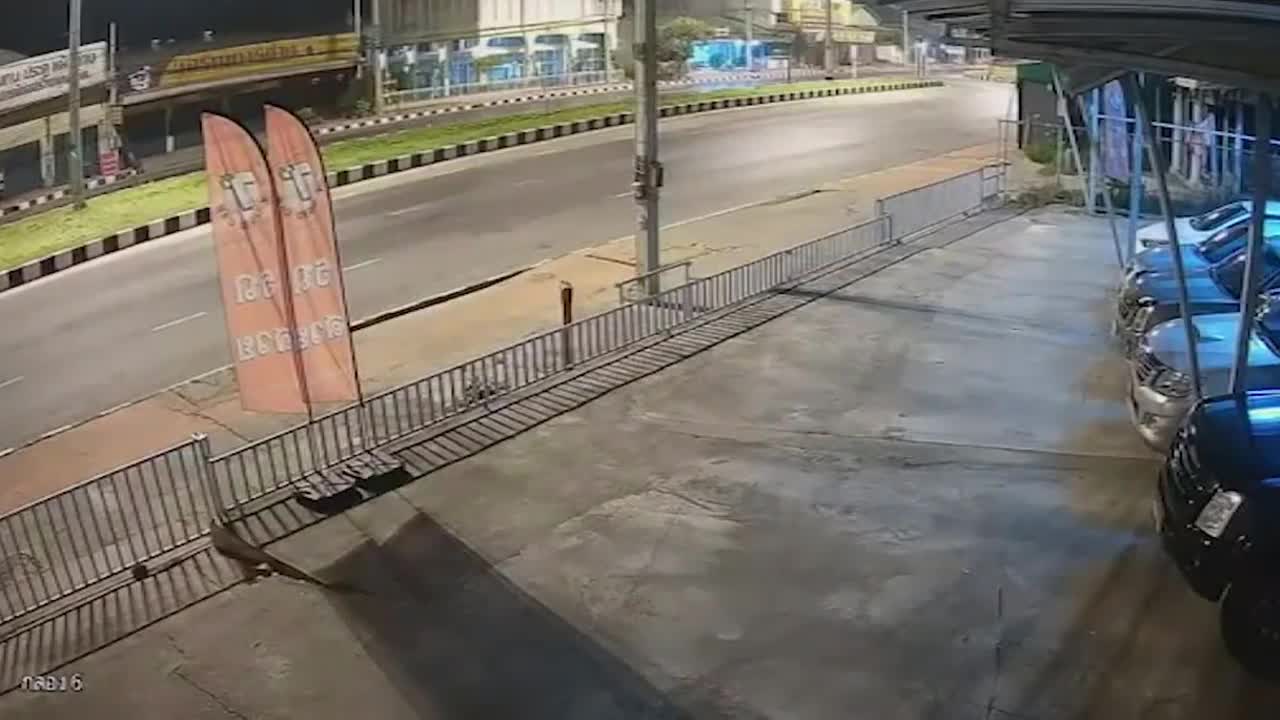 Video - Clip: Lao vào cột điện, ô tô mất lái gãy đôi sau cú tông kinh hoàng