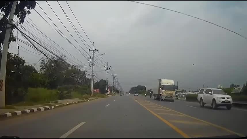Video - Clip: Tông trúng dây điện cao thế, xe máy phát nổ kinh hoàng