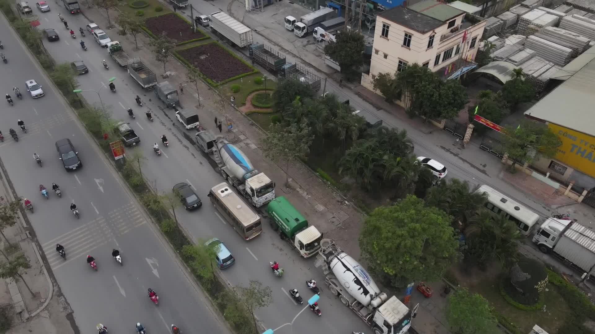 Sự kiện - Hà Nội: Hàng xe nối dài tại trung tâm đăng kiểm trước thời điểm bị khám xét