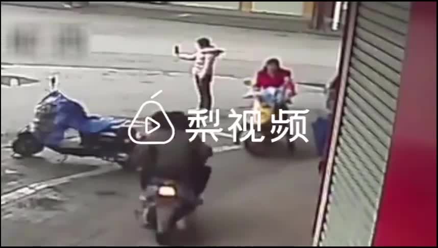 Video - Clip: Cầm điện thoại chụp ảnh 'tự sướng', cô gái bị cướp ngay giữa phố