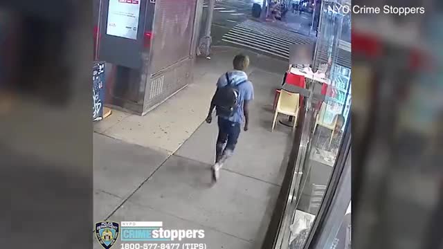 Video - Clip: Đang ăn pizza, người đàn ông bị ném ghế cướp điện thoại giữa phố