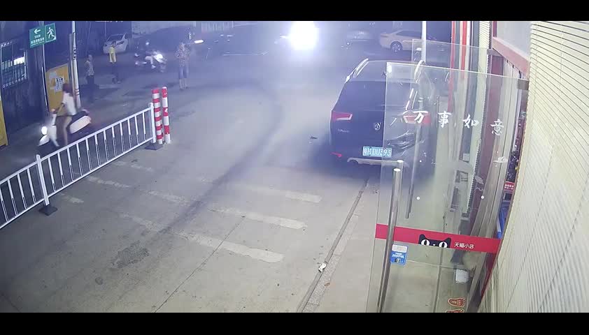 Video - Clip: Xe máy điện bốc cháy dữ dội, cô gái vội vàng bỏ chạy thoát thân